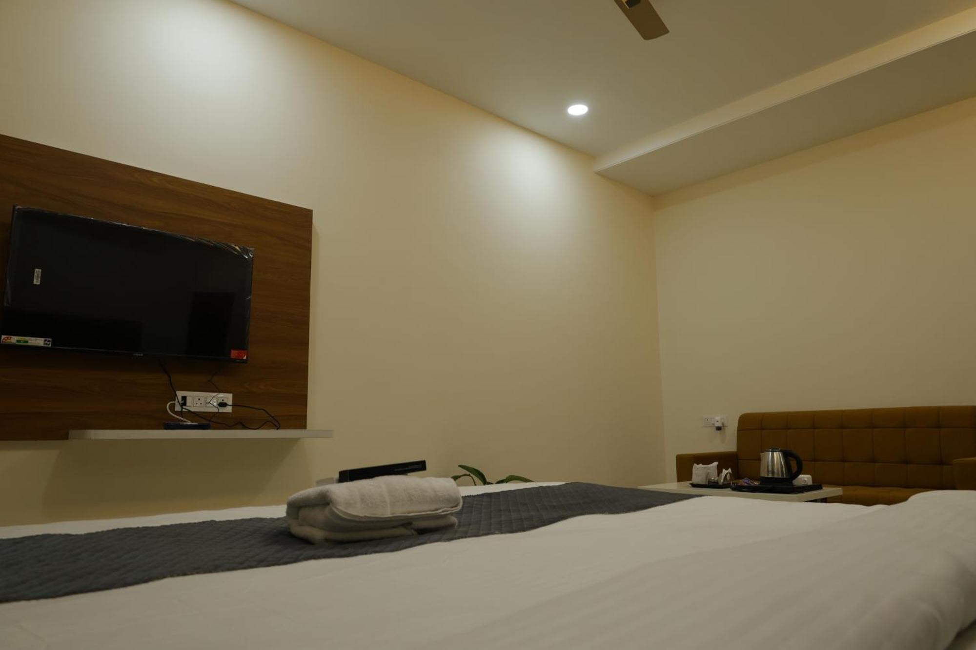 Hotel The Prime Land Hoshangabad ภายนอก รูปภาพ